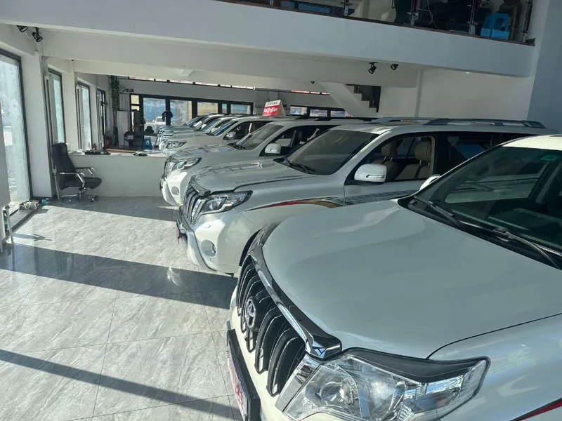 Зал автосалона с автомобилями в наличии